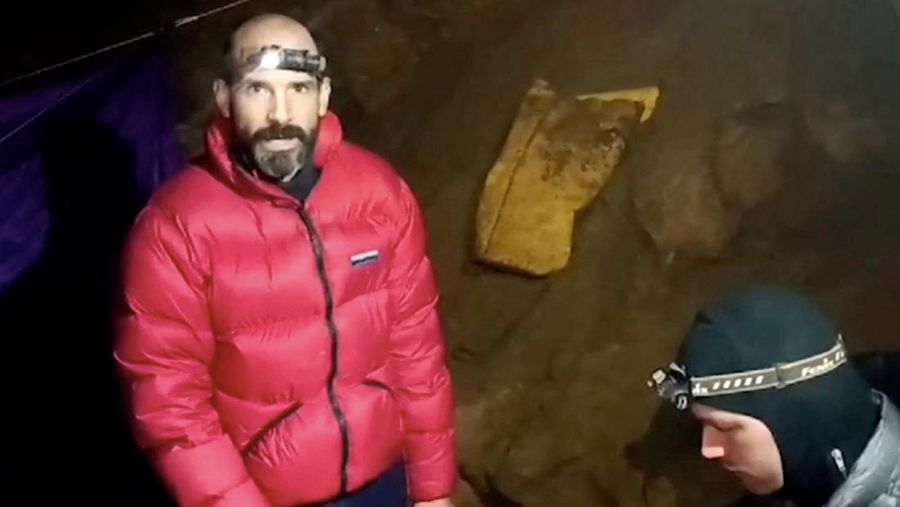 Tim penyelamat Turki dan Bulgaria berdiri di pintu masuk Gua Morca saat mereka mengambil bagian dalam operasi penyelamatan untuk mencapai penjelajah gua AS Mark Dickey yang jatuh sakit dan terjebak sekitar 1.000 meter (3.280 kaki) di bawah tanah, dekat Anamur di provinsi Mersin, Turki selatan 8 September , 2023. (REUTERS/Umit Bektas)
