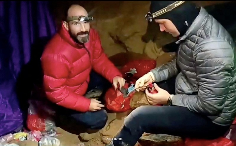 Tim penyelamat Turki dan Bulgaria berdiri di pintu masuk Gua Morca saat mereka mengambil bagian dalam operasi penyelamatan untuk mencapai penjelajah gua AS Mark Dickey yang jatuh sakit dan terjebak sekitar 1.000 meter (3.280 kaki) di bawah tanah, dekat Anamur di provinsi Mersin, Turki selatan 8 September , 2023. (REUTERS/Umit Bektas)
