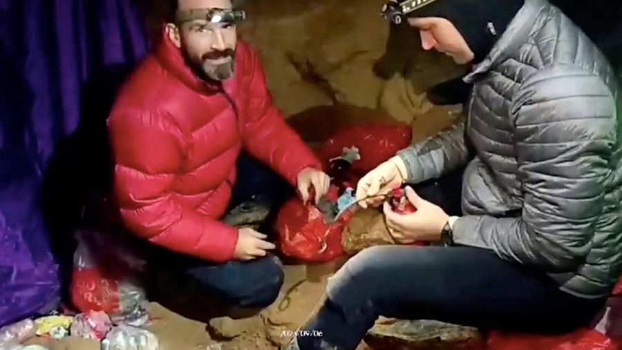 Tim penyelamat Turki dan Bulgaria berdiri di pintu masuk Gua Morca saat mereka mengambil bagian dalam operasi penyelamatan untuk mencapai penjelajah gua AS Mark Dickey yang jatuh sakit dan terjebak sekitar 1.000 meter (3.280 kaki) di bawah tanah, dekat Anamur di provinsi Mersin, Turki selatan 8 September , 2023. (REUTERS/Umit Bektas)