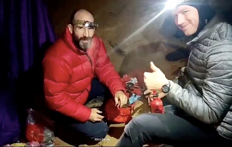 Tim penyelamat Turki dan Bulgaria berdiri di pintu masuk Gua Morca saat mereka mengambil bagian dalam operasi penyelamatan untuk mencapai penjelajah gua AS Mark Dickey yang jatuh sakit dan terjebak sekitar 1.000 meter (3.280 kaki) di bawah tanah, dekat Anamur di provinsi Mersin, Turki selatan 8 September , 2023. Tim penyelamat Turki dan Bulgaria berdiri di pintu masuk Gua Morca saat mereka mengambil bagian dalam operasi penyelamatan untuk mencapai penjelajah gua AS Mark Dickey yang jatuh sakit dan terjebak sekitar 1.000 meter (3.280 kaki) di bawah tanah, dekat Anamur di provinsi Mersin, Turki selatan 8 September , 2023. (REUTERS/Umit Bektas)