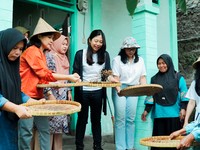 Bantu Warga Melek Keuangan, Makmur Blusukan ke NTB