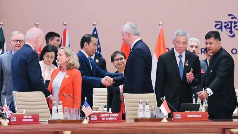 Presiden Joko Widodo duduk bersama Presiden AS Joe Biden dalam Konferensi Tingkat Tinggi G20 di India. (Instagram @Jokowi)