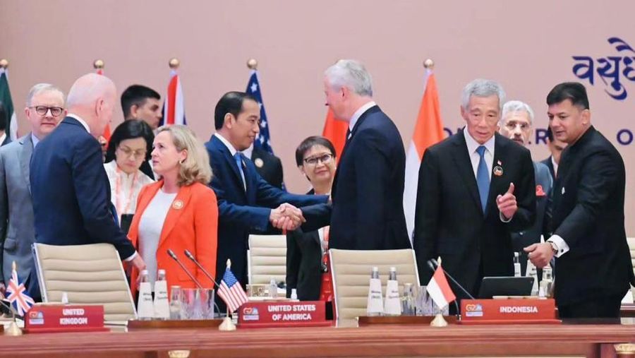Presiden Joko Widodo duduk bersama Presiden AS Joe Biden dalam Konferensi Tingkat Tinggi G20 di India. (Instagram @Jokowi)