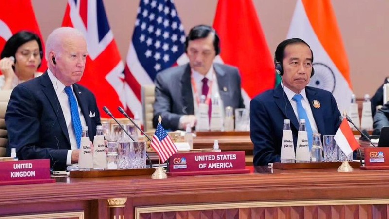 Presiden Joko Widodo duduk bersama Presiden AS Joe Biden dalam Konferensi Tingkat Tinggi G20 di India. (Instagram @Jokowi)