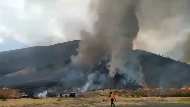 Wisata Bromo sepi pengunjung akibat kebakaran hutan dan lahan yang disebabkan oleh sebuah flare yang dinyalakan pengunjung saat berfoto prewedding. (Dok. DetikJatim/M Rofiq)