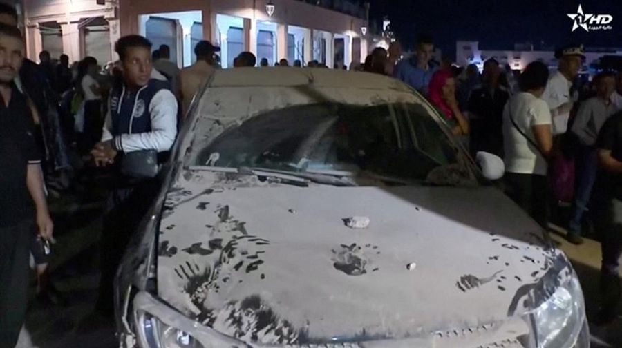 Orang-orang melihat puing-puing pasca gempa bumi di Marrakesh, Maroko 9 September 2023 dalam tangkapan layar dari video media sosial dalam gambar ini. (Al Maghribi Al Youm/via REUTERS)