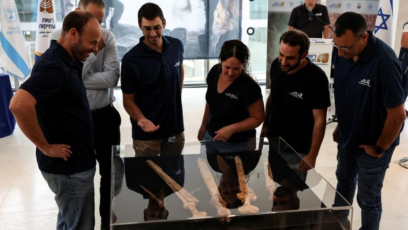 Tim yang menemukan pedang kuno, yang diyakini oleh Otoritas Kepurbakalaan Israel berasal dari zaman Romawi berusia 1.900 tahun dan ditemukan di gudang senjata di sebuah gua di gurun Israel, melihat penemuan mereka di Yerusalem, 6 September 2023. (REUTERS/Ronen Zvulun)