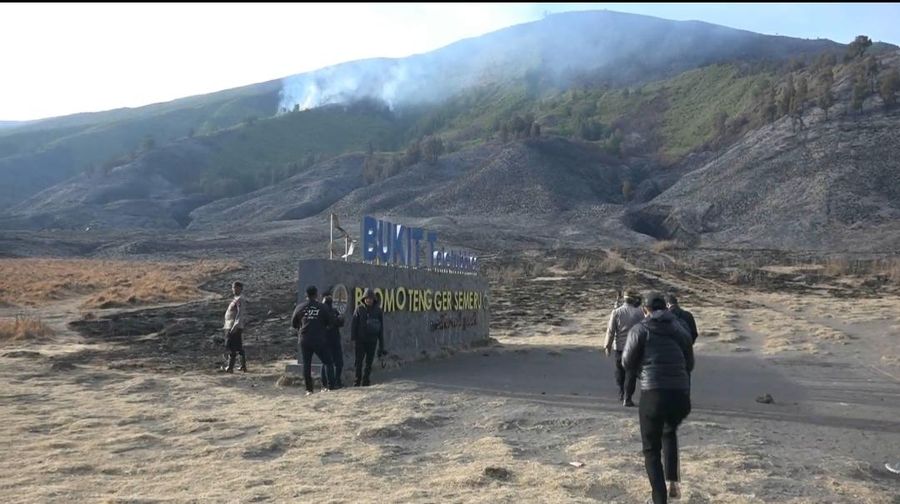 Wisata Bromo sepi pengunjung akibat kebakaran hutan dan lahan yang disebabkan oleh sebuah flare yang dinyalakan pengunjung saat berfoto prewedding. (Dok. DetikJatim/M Rofiq)