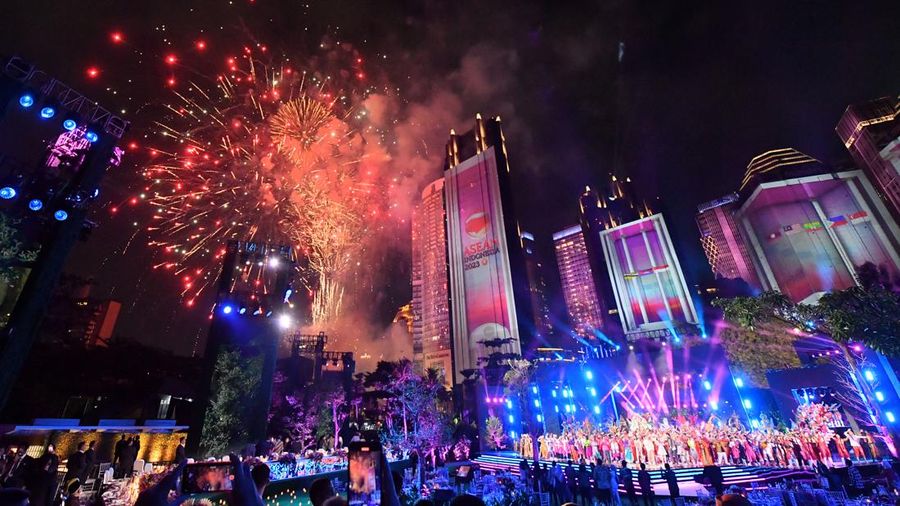 Fireworks and video mapping performances during the Gala Dinner of the 43rd ASEAN Summit at Human Kota Plataran, GBK Complex, Senayan, Jakarta, Wednesday (6/9/2023). Media Center of The ASEAN Summit 2023/Agus Suparto/pras/mifta.
*** Local Caption *** Pertunjukkan kembang api dan video mapping saat Gala Dinner KTT ke-43 ASEAN di Hutan Kota Plataran, Kompleks GBK, Senayan, Jakarta, Rabu (6/9/2023). Media Center KTT ASEAN 2023/Agus Suparto/pras.
