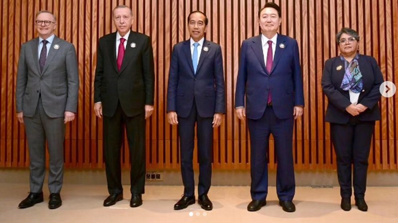 Presiden Joko Widodo duduk bersama Presiden AS Joe Biden dalam Konferensi Tingkat Tinggi G20 di India. (Instagram @Jokowi)