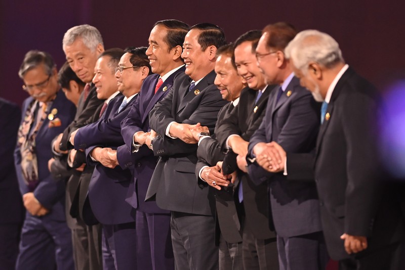 Opening of the 43rd ASEAN Summit 2023 The President of Indonesia Joko Widodo (sixth right) pose together with (from left) the President of Bangladesh Mohammed Shahabuddin, the President of the Philippines Ferdinand Marcos Jr., the Prime Minister of Singapore Lee Hsien Loong, the Permanent Secretary of Foreign Affairs Thailand Sarun Charoensuwan, the Prime Minister of Viet Nam Pham Minh Chinh, the Prime Minister of Lao PDR, the Sultan of Brunei Darussalam Hassanal Bolkiah, the Prime Minister of Cambodia Hun Manet, the Prime Minister of Malaysia Anwar Ibrahim and the Prime Minister of Timor Leste Xanana Gusmao during the opening of the 43rd ASEAN Summit in Jakarta, Tuesday (5/9/2023). Media Center of ASEAN Summit 2023/Zabur Karuru/foc/ratih. *** Local Caption *** Presiden Joko Widodo (keenam kanan) berfoto bersama (dari kiri) Presiden Bangladesh Mohammed Shahabuddin, Presiden Filipina Ferdinand Romualdez Marcos Jr, Perdana Menteri Singapura Lee Hsien Loong, Permanent Secretary of Foreign Thailand Sarun Charoensuwan, Perdana Menteri Vietnam Pham Minh Chinh, Perdana Menteri Laos Sonexay Siphandone, Sultan Brunei Darussalam Hassanal Bolkiah, Perdana Menteri Kamboja Hun Manet, Perdana Menteri Malaysia Anwar Ibrahim, dan Perdana Menteri Timor Leste Xanana Gusmao saat pembukaan KTT ke-43 ASEAN 2023 di Jakarta, Selasa (5/9/2023). Media Center KTT ASEAN 2023/Zabur Karuru/foc.