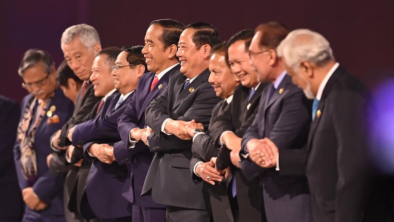 The President of Indonesia Joko Widodo (sixth right) pose together with (from left) the President of Bangladesh Mohammed Shahabuddin, the President of the Philippines Ferdinand Marcos Jr., the Prime Minister of Singapore Lee Hsien Loong, the Permanent Secretary of Foreign Affairs Thailand Sarun Charoensuwan, the Prime Minister of Viet Nam Pham Minh Chinh, the Prime Minister of Lao PDR, the Sultan of Brunei Darussalam Hassanal Bolkiah, the Prime Minister of Cambodia Hun Manet, the Prime Minister of Malaysia Anwar Ibrahim and the Prime Minister of Timor Leste Xanana Gusmao during the opening of the 43rd ASEAN Summit in Jakarta, Tuesday (5/9/2023). Media Center of ASEAN Summit 2023/Zabur Karuru/foc/ratih. *** Local Caption *** Presiden Joko Widodo (keenam kanan) berfoto bersama (dari kiri) Presiden Bangladesh Mohammed Shahabuddin, Presiden Filipina Ferdinand Romualdez Marcos Jr, Perdana Menteri Singapura Lee Hsien Loong, Permanent Secretary of Foreign Thailand Sarun Charoensuwan, Perdana Menteri Vietnam Pham Minh Chinh, Perdana Menteri Laos Sonexay Siphandone, Sultan Brunei Darussalam Hassanal Bolkiah, Perdana Menteri Kamboja Hun Manet, Perdana Menteri Malaysia Anwar Ibrahim, dan Perdana Menteri Timor Leste Xanana Gusmao saat pembukaan KTT ke-43 ASEAN 2023 di Jakarta, Selasa (5/9/2023). Media Center KTT ASEAN 2023/Zabur Karuru/foc.