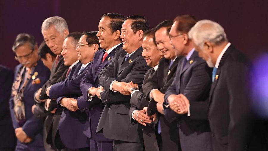 The President of Indonesia Joko Widodo (sixth right) pose together with (from left) the President of Bangladesh Mohammed Shahabuddin, the President of the Philippines Ferdinand Marcos Jr., the Prime Minister of Singapore Lee Hsien Loong, the Permanent Secretary of Foreign Affairs Thailand Sarun Charoensuwan, the Prime Minister of Viet Nam Pham Minh Chinh, the Prime Minister of Lao PDR, the Sultan of Brunei Darussalam Hassanal Bolkiah, the Prime Minister of Cambodia Hun Manet, the Prime Minister of Malaysia Anwar Ibrahim and the Prime Minister of Timor Leste Xanana Gusmao during the opening of the 43rd ASEAN Summit in Jakarta, Tuesday (5/9/2023). Media Center of ASEAN Summit 2023/Zabur Karuru/foc/ratih. *** Local Caption *** Presiden Joko Widodo (keenam kanan) berfoto bersama (dari kiri) Presiden Bangladesh Mohammed Shahabuddin, Presiden Filipina Ferdinand Romualdez Marcos Jr, Perdana Menteri Singapura Lee Hsien Loong, Permanent Secretary of Foreign Thailand Sarun Charoensuwan, Perdana Menteri Vietnam Pham Minh Chinh, Perdana Menteri Laos Sonexay Siphandone, Sultan Brunei Darussalam Hassanal Bolkiah, Perdana Menteri Kamboja Hun Manet, Perdana Menteri Malaysia Anwar Ibrahim, dan Perdana Menteri Timor Leste Xanana Gusmao saat pembukaan KTT ke-43 ASEAN 2023 di Jakarta, Selasa (5/9/2023). Media Center KTT ASEAN 2023/Zabur Karuru/foc.