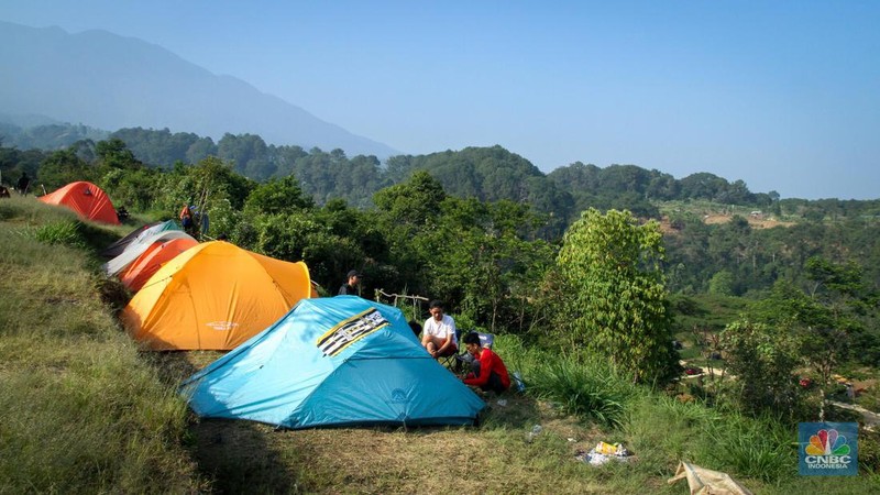 Wisatawan berkemah di Gayatri Mountain Adventure, Cisarua, Bogor, Jawa Barat, Minggu (10/9/2023). (CNBC Indonesia/Faisal Rahman)