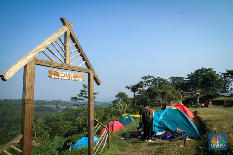 Wisata Kemah Wisatawan berkemah di Gayatri Mountain Adventure, Cisarua, Bogor, Jawa Barat, Minggu (10/9/2023). (CNBC Indonesia/Faisal Rahman)