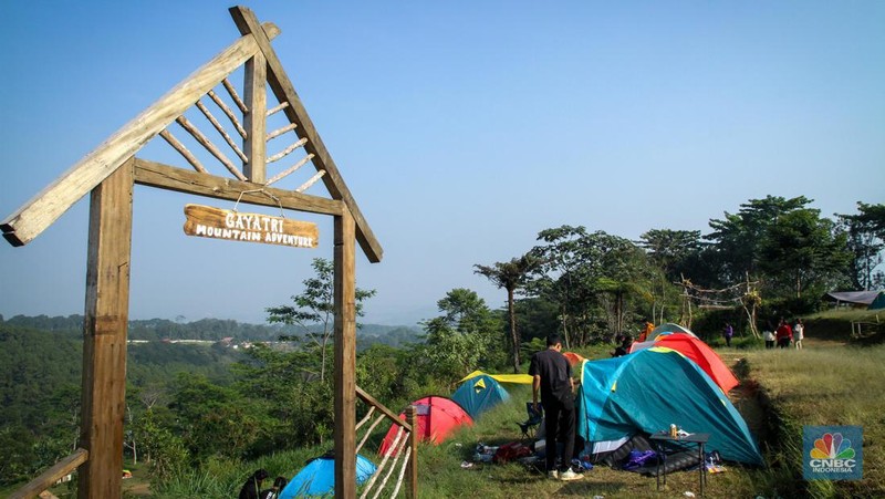Wisatawan berkemah di Gayatri Mountain Adventure, Cisarua, Bogor, Jawa Barat, Minggu (10/9/2023). (CNBC Indonesia/Faisal Rahman)