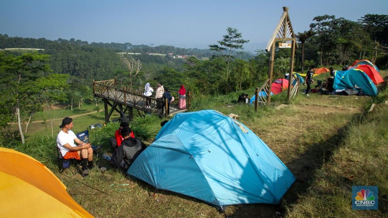 Wisatawan berkemah di Gayatri Mountain Adventure, Cisarua, Bogor, Jawa Barat, Minggu (10/9/2023). (CNBC Indonesia/Faisal Rahman)
