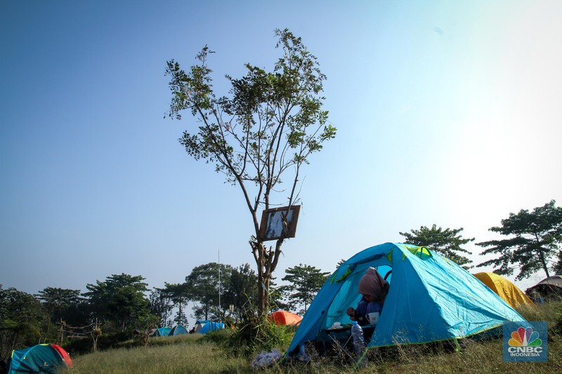 Wisata Kemah Wisatawan berkemah di Gayatri Mountain Adventure, Cisarua, Bogor, Jawa Barat, Minggu (10/9/2023). (CNBC Indonesia/Faisal Rahman)