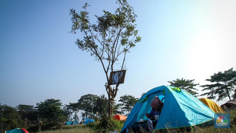 Wisatawan berkemah di Gayatri Mountain Adventure, Cisarua, Bogor, Jawa Barat, Minggu (10/9/2023). (CNBC Indonesia/Faisal Rahman)