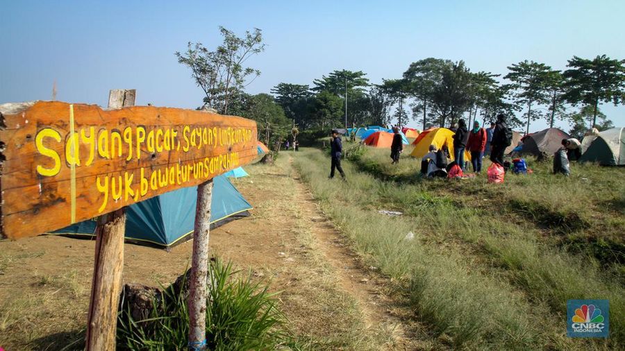 Wisatawan berkemah di Gayatri Mountain Adventure, Cisarua, Bogor, Jawa Barat, Minggu (10/9/2023). (CNBC Indonesia/Faisal Rahman)