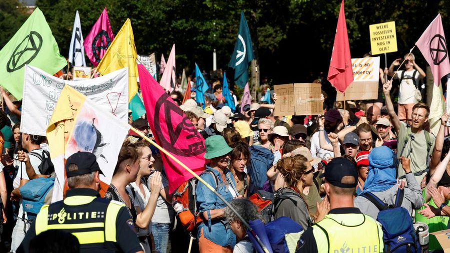 Aktivis iklim memblokir jalan raya A12 di Den Haag, Belanda, 9 September 2023. (REUTERS/Piroschka van de Wouw)