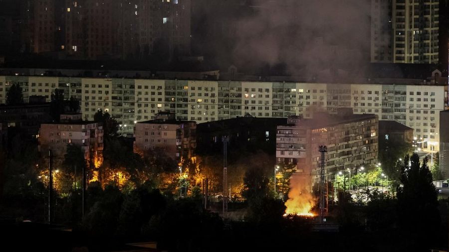 Api dan asap terlihat di kota setelah serangan pesawat tak berawak Rusia, di tengah serangan Rusia ke Ukraina, di Kyiv, Ukraina 10 September 2023. (REUTERS/Gleb Garanich)