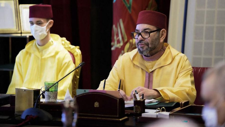 Gambar selebaran yang dirilis oleh Moroccan Royal Place pada 13 Juli 2022, menunjukkan Raja Maroko Mohammed VI (kanan). (Moroccan Royal Palace / AFP/File Foto)