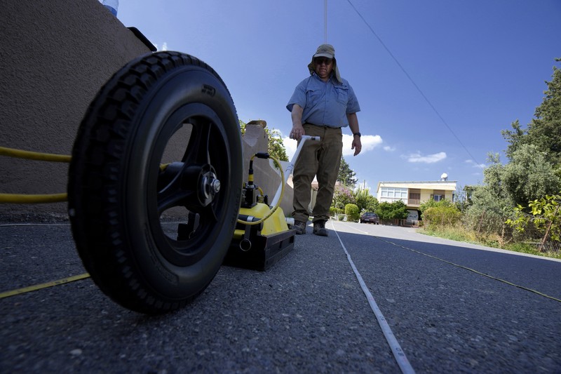 Harry M. Jol, seorang profesor geografi dan antropologi dari Universitas Wisconsin Eau Claire berhasil membuat sebuah mesin radar yang dapat menembus tanah. (AP Photo/Petros Karadjias) Harry M. Jol, seorang profesor geografi dan antropologi dari Universitas Wisconsin Eau Claire berhasil membuat sebuah mesin radar yang dapat menembus tanah. (AP Photo/Petros Karadjias)