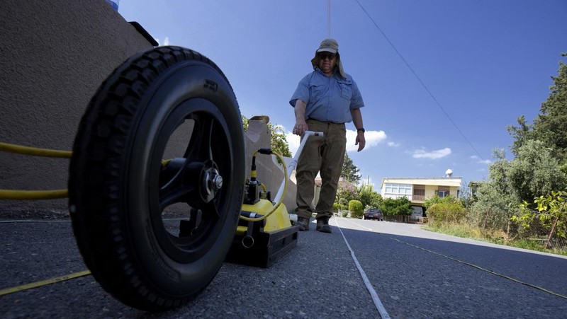 Harry M. Jol, seorang profesor geografi dan antropologi dari Universitas Wisconsin Eau Claire berhasil membuat sebuah mesin radar yang dapat menembus tanah. (AP Photo/Petros Karadjias)