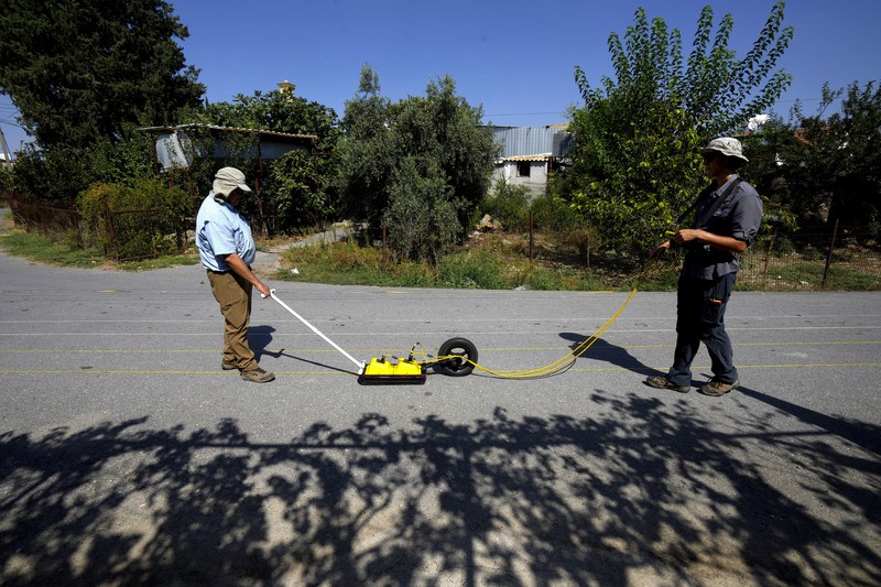 Harry M. Jol, seorang profesor geografi dan antropologi dari Universitas Wisconsin Eau Claire berhasil membuat sebuah mesin radar yang dapat menembus tanah. (AP Photo/Petros Karadjias) Harry M. Jol, seorang profesor geografi dan antropologi dari Universitas Wisconsin Eau Claire berhasil membuat sebuah mesin radar yang dapat menembus tanah. (AP Photo/Petros Karadjias)