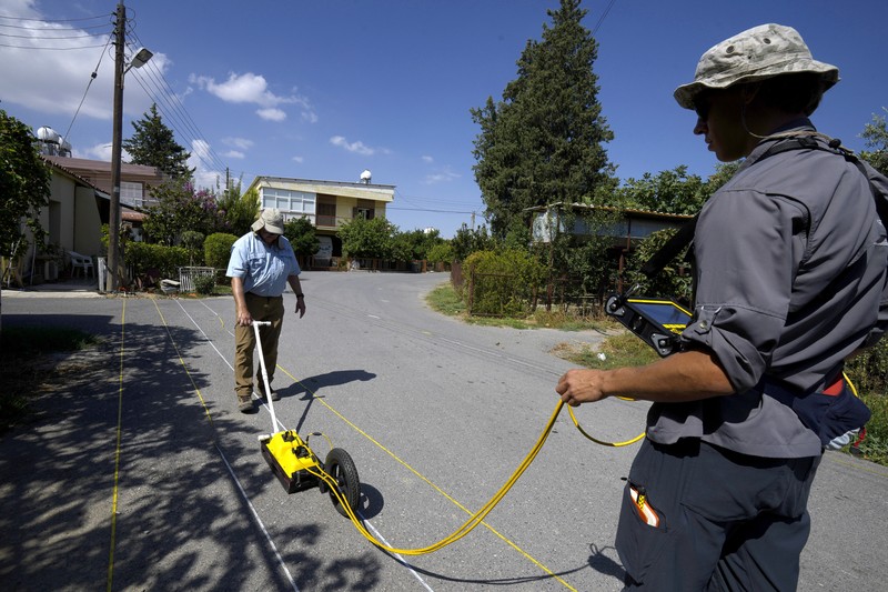 Harry M. Jol, seorang profesor geografi dan antropologi dari Universitas Wisconsin Eau Claire berhasil membuat sebuah mesin radar yang dapat menembus tanah. (AP Photo/Petros Karadjias) Harry M. Jol, seorang profesor geografi dan antropologi dari Universitas Wisconsin Eau Claire berhasil membuat sebuah mesin radar yang dapat menembus tanah. (AP Photo/Petros Karadjias)