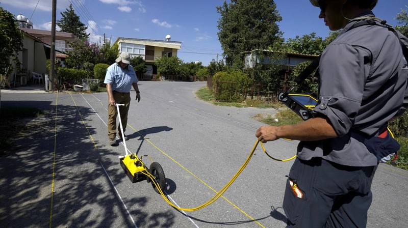 Harry M. Jol, seorang profesor geografi dan antropologi dari Universitas Wisconsin Eau Claire berhasil membuat sebuah mesin radar yang dapat menembus tanah. (AP Photo/Petros Karadjias)
