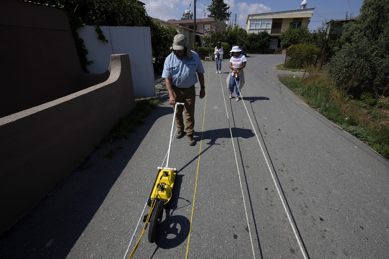 Harry M. Jol, seorang profesor geografi dan antropologi dari Universitas Wisconsin Eau Claire berhasil membuat sebuah mesin radar yang dapat menembus tanah. (AP Photo/Petros Karadjias)