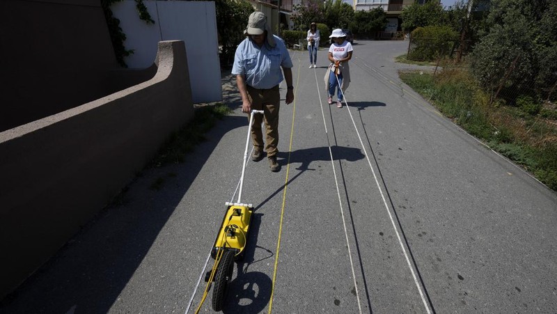 Harry M. Jol, seorang profesor geografi dan antropologi dari Universitas Wisconsin Eau Claire berhasil membuat sebuah mesin radar yang dapat menembus tanah. (AP Photo/Petros Karadjias)