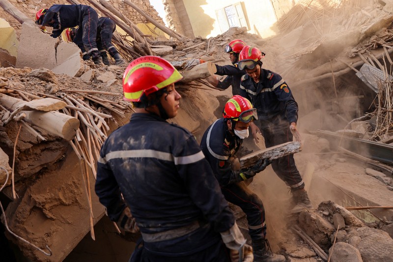 Kru darurat bekerja pasca gempa mematikan di Amizmiz, Maroko, 10 September 2023. Kru darurat bekerja pasca gempa mematikan di Amizmiz, Maroko, 10 September 2023. (REUTERS/Nacho Doce)