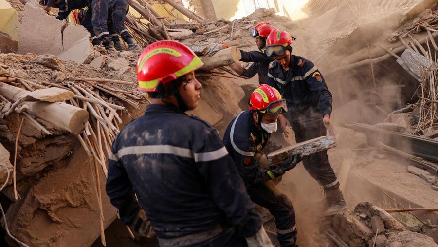 Kru darurat bekerja pasca gempa mematikan di Amizmiz, Maroko, 10 September 2023. (REUTERS/Nacho Doce)