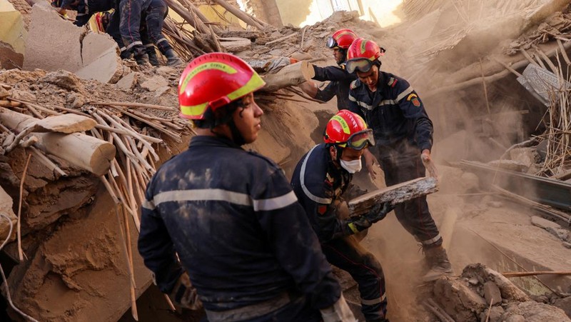 Kru darurat bekerja pasca gempa mematikan di Amizmiz, Maroko, 10 September 2023. (REUTERS/Nacho Doce)