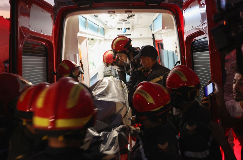 Kru darurat bekerja pasca gempa mematikan di Amizmiz, Maroko, 10 September 2023. (REUTERS/Nacho Doce)