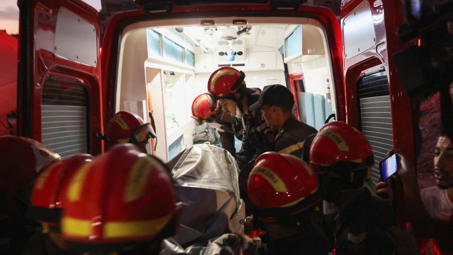 Kru darurat bekerja pasca gempa mematikan di Amizmiz, Maroko, 10 September 2023. (REUTERS/Nacho Doce)