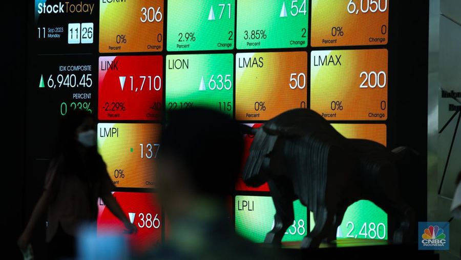 layar digital pergerakan Indeks Harga Saham Gabungan (IHSG) di Gedung Bursa Efek Indonesia, Jakarta, Senin (11/9/223). (վ/Tri Susilo)