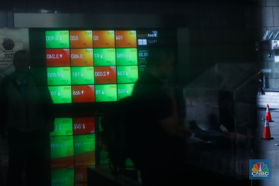 layar digital pergerakan Indeks Harga Saham Gabungan (IHSG) di Gedung Bursa Efek Indonesia, Jakarta, Senin (11/9/223). (CNBC Indonesia/Tri Susilo)