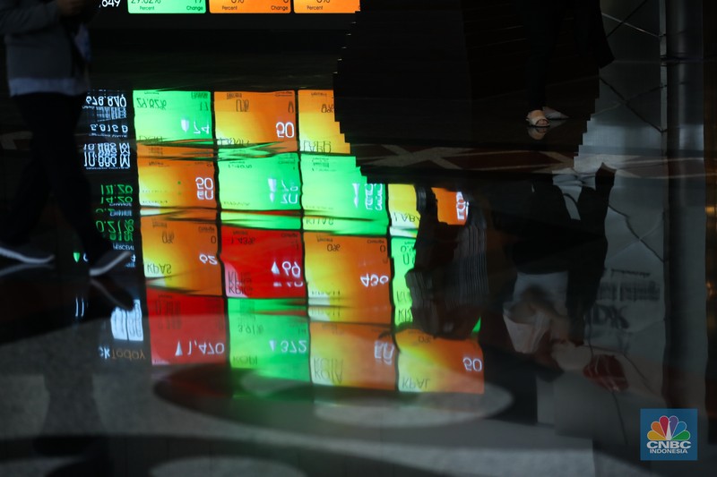 layar digital pergerakan Indeks Harga Saham Gabungan (IHSG) di Gedung Bursa Efek Indonesia, Jakarta, Senin (11/9/223). (CNBC Indonesia/Tri Susilo)