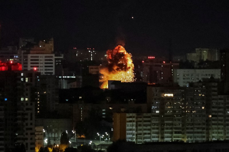 Ledakan drone terlihat di kota selama serangan drone Rusia, di tengah serangan Rusia ke Ukraina, di Kyiv, Ukraina 10 September 2023. (REUTERS/Gleb Garanich)
