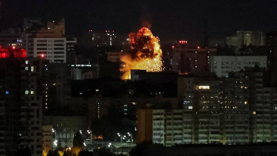 Ledakan drone terlihat di kota selama serangan drone Rusia, di tengah serangan Rusia ke Ukraina, di Kyiv, Ukraina 10 September 2023. (REUTERS/Gleb Garanich)