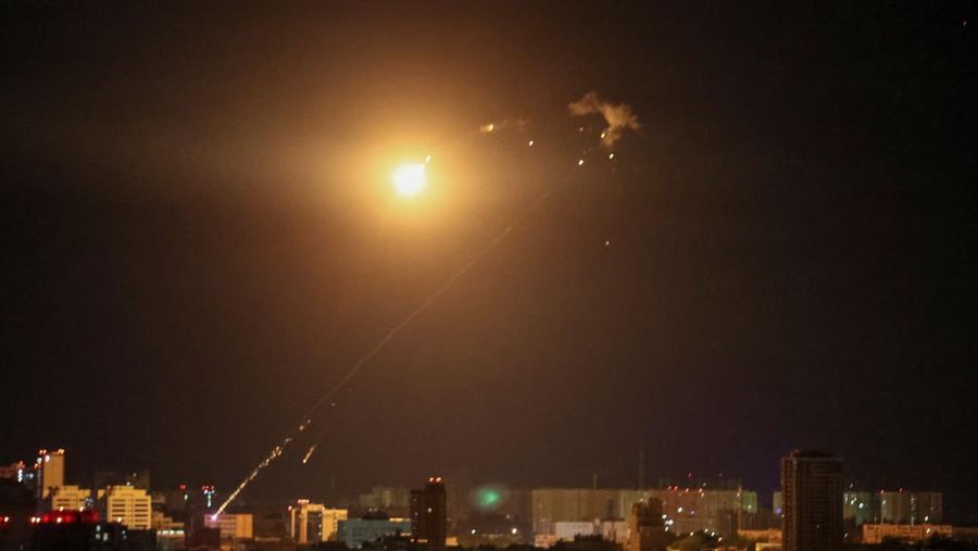 Ledakan drone terlihat di langit di atas kota selama serangan drone Rusia, di tengah serangan Rusia ke Ukraina, di Kyiv, Ukraina 10 September 2023. (REUTERS/Gleb Garanich)