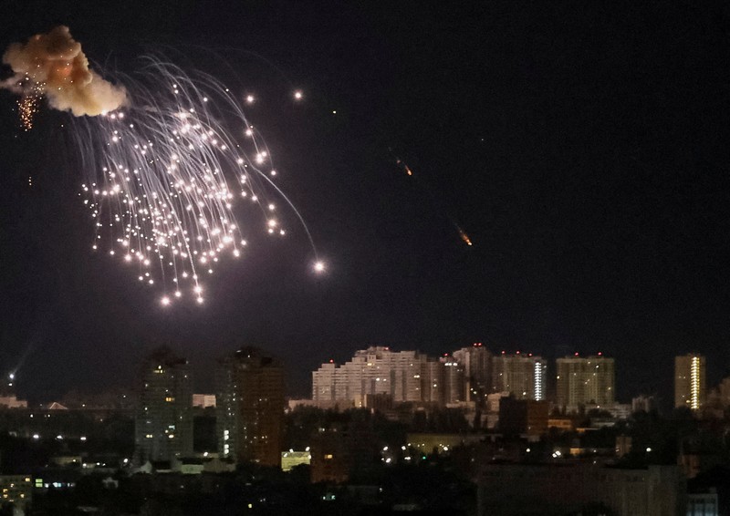 Ledakan drone terlihat di kota selama serangan drone Rusia, di tengah serangan Rusia ke Ukraina, di Kyiv, Ukraina 10 September 2023. (REUTERS/Gleb Garanich)