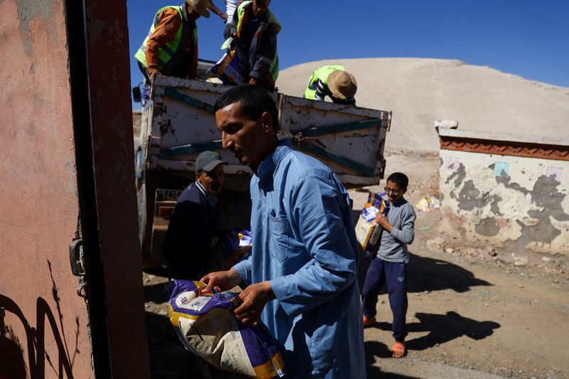 Mohamed Sebbagh, 66, berdiri di depan rumahnya yang hancur, pasca gempa mematikan, di Amizmiz, Maroko, 10 September 2023. (REUTERS/Nacho Doce)