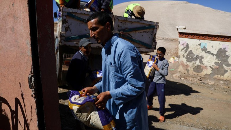 Mohamed Sebbagh, 66, berdiri di depan rumahnya yang hancur, pasca gempa mematikan, di Amizmiz, Maroko, 10 September 2023. (REUTERS/Nacho Doce)