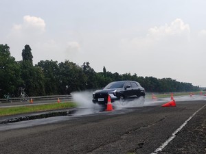 Mitsubishi XForce Punya Drive Mode Wet, Kapan Dipakai?