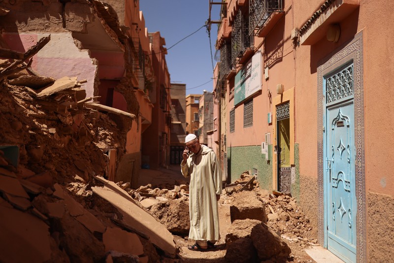 Mohamed Sebbagh, 66, berdiri di depan rumahnya yang hancur, pasca gempa mematikan, di Amizmiz, Maroko, 10 September 2023. (REUTERS/Nacho Doce)